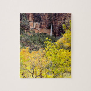 Ephimerer Wasserfall ergießt sich aus einem Schlit Puzzle