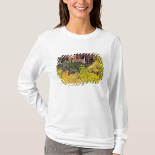 Ephimerer Wasserfall strömt aus einem Schlitz in d T-Shirt