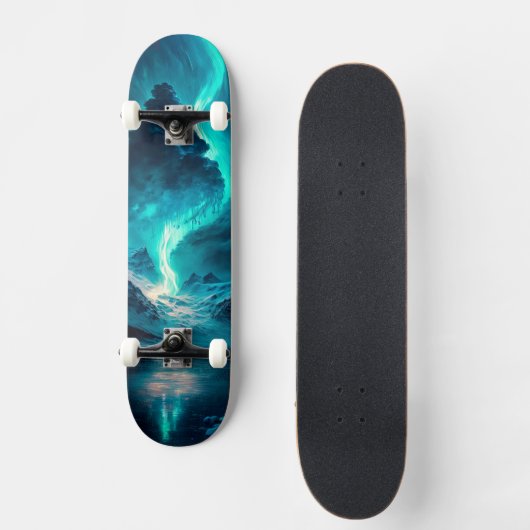 Epic Blue Sky und Gebirge mit Nordlichter Skateboard (Vorderseite)