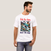 Epic Snowboarding Adventure Wildlife Scene T-Shirt (Vorne ganz)