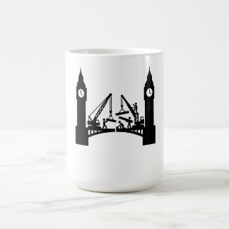 Epische Brückenkonstruktion zwischen Londoner Uhrt Kaffeetasse