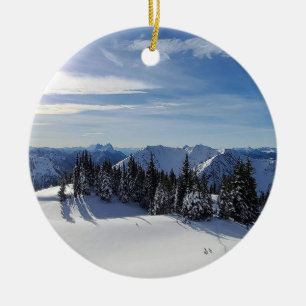Epischer Schnee und Bergblick Keramik Ornament