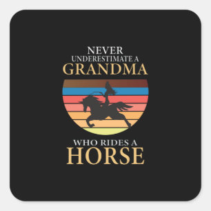 Equestrian Gift Never Underestimate A Grandma Quadratischer Aufkleber