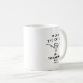 Er besitzt das Rind auf einem tausend Hügel Psalm Kaffeetasse (VorderseiteRechts)