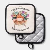 Er besitzt das Vieh auf tausend Hügeln Topflappen (Vorderseite/Rückseite)