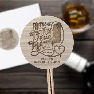 Er bindet die Knot Rustic Cowboy Bachelor Party Runder Aufkleber