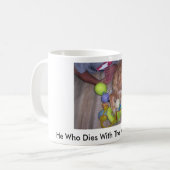 Er, der mit den meisten Spielwaren stirbt, Kaffeetasse (Vorderseite Links)
