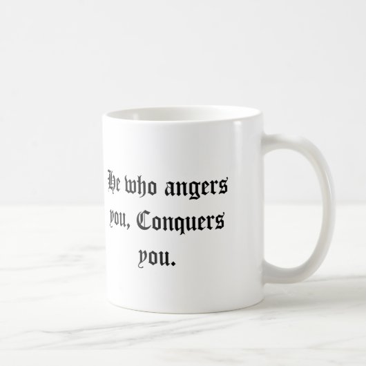 Er, der Sie verärgert, erobert Sie Kaffeetasse (Rechts)
