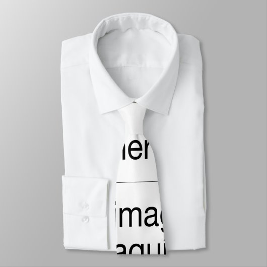 Er entwirft deine eigene Krawatte mit deinen (Gebunden)