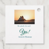 Er fragte, sie sagte ja Foto verlobt blau grün Geschenkanhänger (Rückseite)