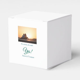 Er fragte, sie sagte ja Foto verlobt blau grün Geschenkschachtel