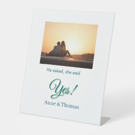 Er fragte, sie sagte ja Foto verlobt blau grün Sockelschild