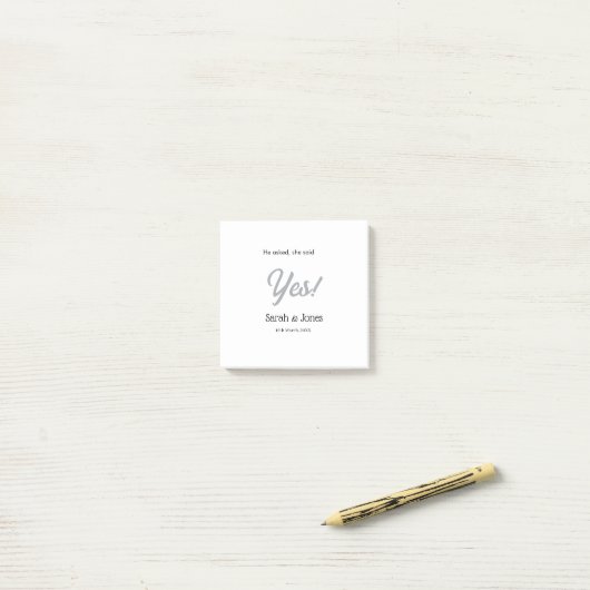 Er fragte sie sagte ja Verlobung einfache silberne Post-it Klebezettel (Auf Schreibtisch)