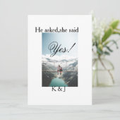 Er fragte sie sagte ja Verlobungsfoto Name stilvol Einladung (Stehend Vorderseite)