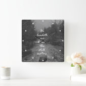 Er führt mich neben dem ruhigen Wasser-Bibel-Vers Quadratische Wanduhr (Zuhause)