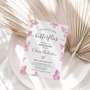 Er gibt ihr das Brautparty der Schmetterlinge Einladung