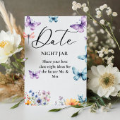 Er gibt ihren Schmetterlingen Brautparty Date Sign Sockelschild