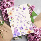 Er gibt mir Lila Schmetterlinge Brautparty Einladung