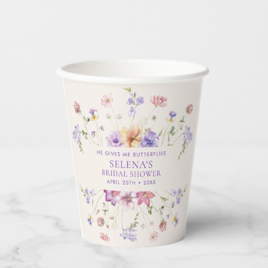 Er gibt mir Lila Schmetterlinge Brautparty Pappbecher (Vorderseite)