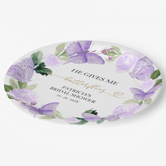 Er gibt mir Schmetterlinge Brautparty Lila Pappteller (Schrägansicht)