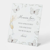 Er gibt mir Schmetterlinge Brautparty Mimosa Bar Sockelschild (Vorderseite)