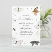 Er gibt mir Schmetterlinge delikates Brautparty Einladung (Stehend Vorderseite)