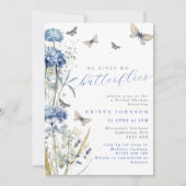 Er gibt mir Schmetterlinge Dusty Blue Brautparty Einladung (Vorderseite)