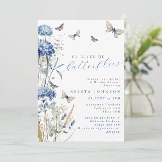Er gibt mir Schmetterlinge Dusty Blue Brautparty Einladung (Stehend Vorderseite)