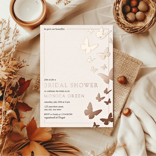 Er gibt mir Schmetterlinge Elegantes Brautparty Folieneinladung