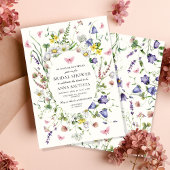 Er gibt mir Schmetterlinge Hübsche Blumenbridal Sh Einladung