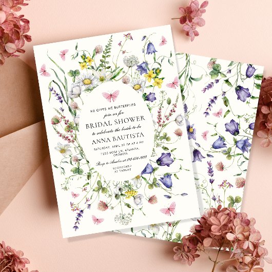 Er gibt mir Schmetterlinge Hübsche Blumenbridal Sh Einladung