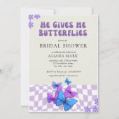 Er gibt mir Schmetterlinge in karierten Brautparty Einladung (Vorderseite)