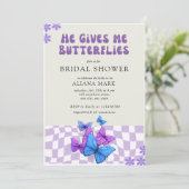 Er gibt mir Schmetterlinge in karierten Brautparty Einladung (Stehend Vorderseite)