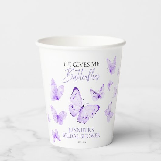 Er gibt mir Schmetterlinge Lavender Brautparty Pappbecher (Rückseite)
