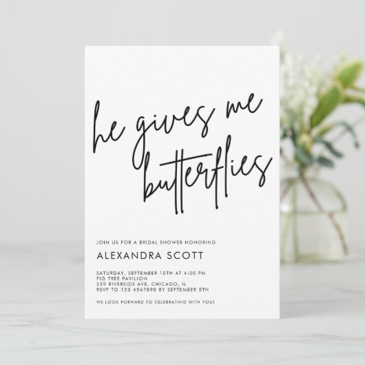 Er gibt mir Schmetterlinge Minimalistisches Brautp Einladung (Stehend Vorderseite)