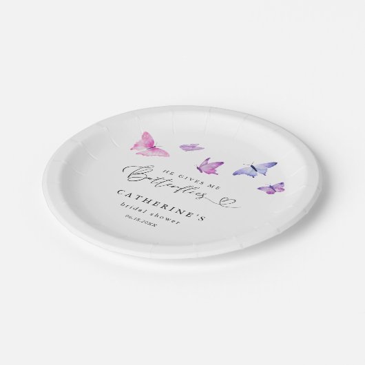 Er gibt mir Schmetterlinge Niedliches Brautparty Pappteller (Schrägansicht)