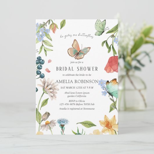 Er gibt mir Schmetterlinge Wildblumen Brautparty Einladung (Stehend Vorderseite)