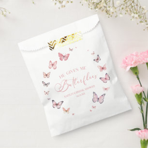 Er gibt mir weiche, rosa Brautpartys Geschenktütchen