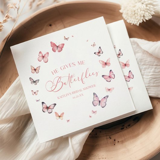 Er gibt mir weiche, rosa Brautpartys Serviette