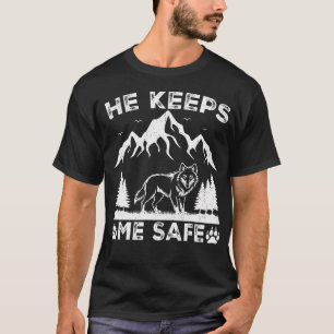 Er Hält Mich Sicher Wolf Liebhaber Abenteuer Geist T-Shirt