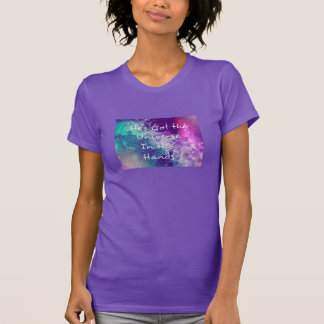 Er hat das Univers in seinen Händen T-Shirt