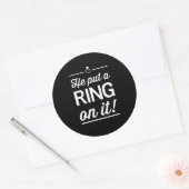 Er hat einen Ring drauf gelegt! Runder Aufkleber (Umschlag)