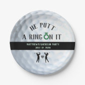 Er hat einen Ring drauf Golf Junggesellenabschied Pappteller (Vorderseite)