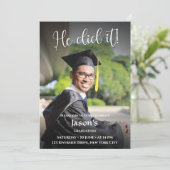 Er hat es getan! Abschluss des schwarzen Fotos Einladung (Stehend Vorderseite)