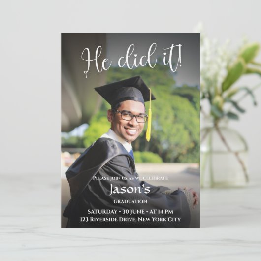 Er hat es getan! Abschluss des schwarzen Fotos Einladung (Stehend Vorderseite)