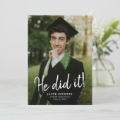 Er hat es getan! Abschluss Foto Einladung (Stehend Vorderseite)