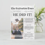 Er hat es getan | Budget Abschluss Newspaper Foto Einladung (Stehend Vorderseite)