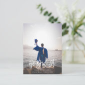 Er hat es getan moderne Script Boy Foto Abschluss Ankündigungspostkarte (Stehend Vorderseite)