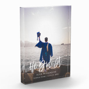 Er hat es mit einem modernen Script-Abschluss geta Fotoblock