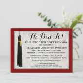 Er hat es mit Maroon-Uni-Abschluss getan Einladung (Stehend Vorderseite)